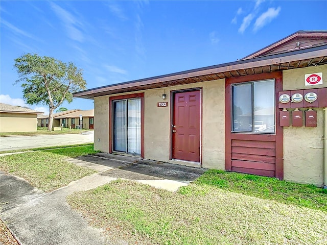 property entrance featuring a yard