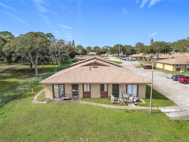 single story home with a front lawn