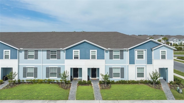 view of front facade featuring a front yard