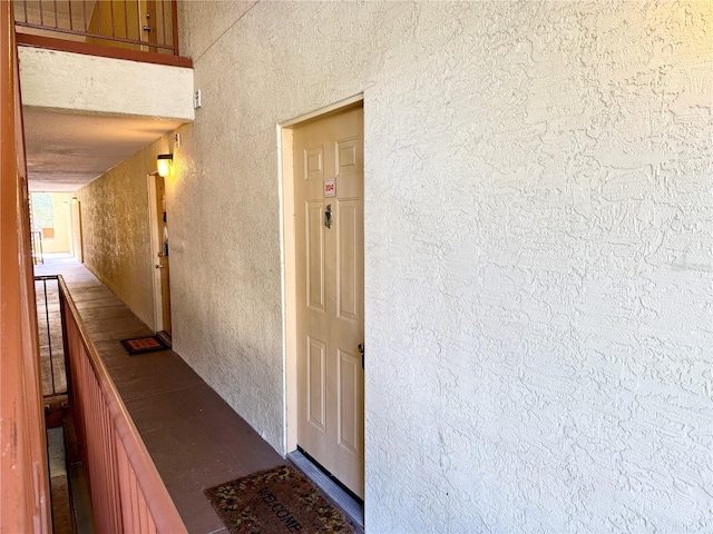 property entrance featuring a balcony