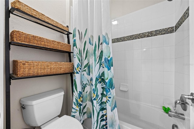 bathroom featuring shower / tub combo with curtain and toilet