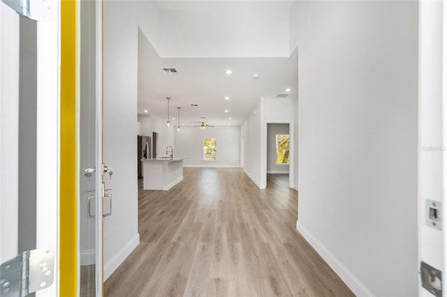 entryway featuring sink, light hardwood / wood-style flooring, and ceiling fan