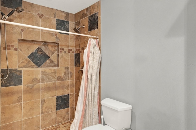 bathroom featuring toilet and curtained shower