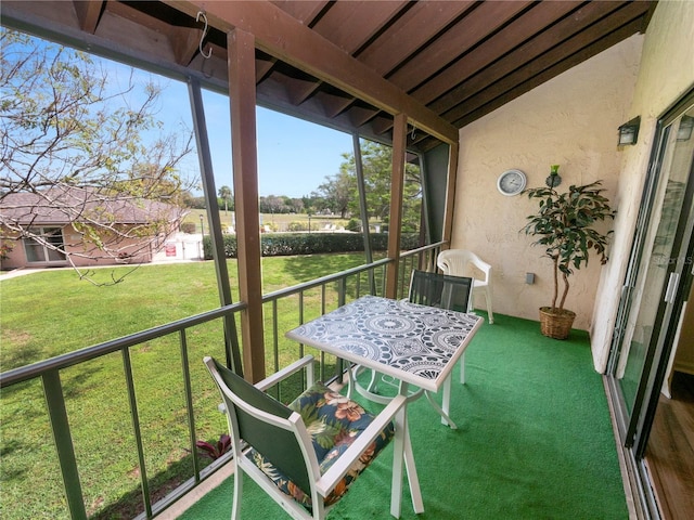 sunroom with lofted ceiling