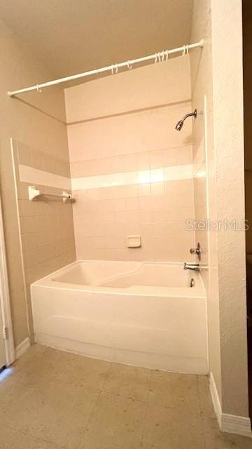 bathroom featuring tiled shower / bath