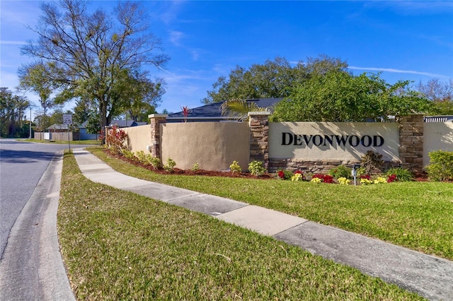 community sign featuring a lawn