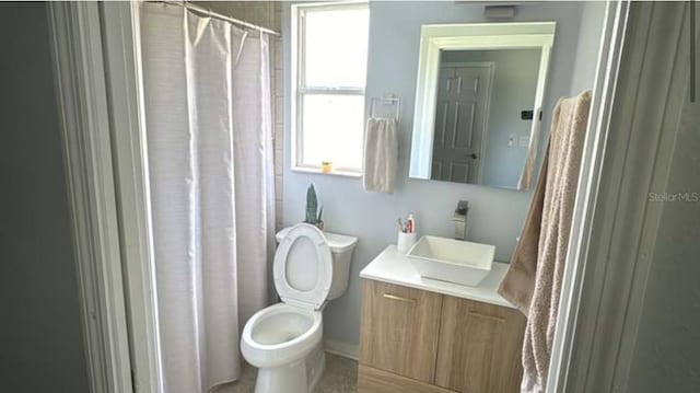 bathroom with a shower with curtain, vanity, and toilet