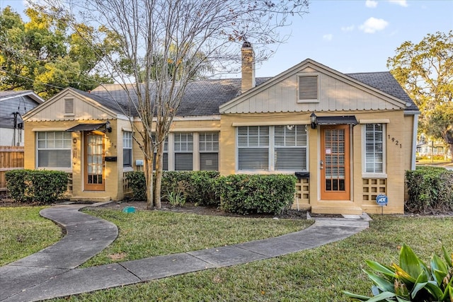 view of front of property with a front yard