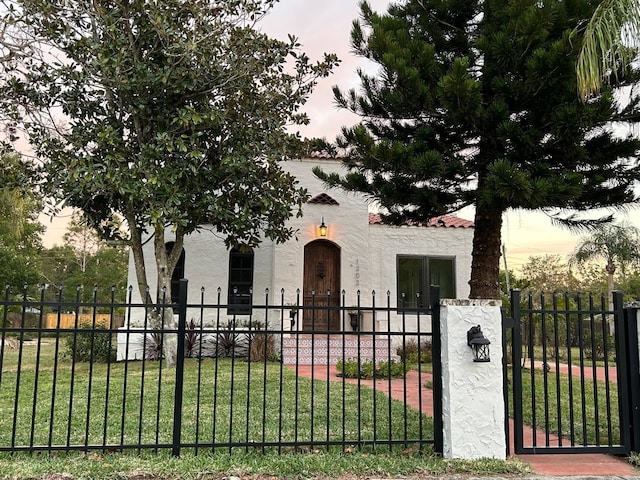 view of front of house featuring a lawn