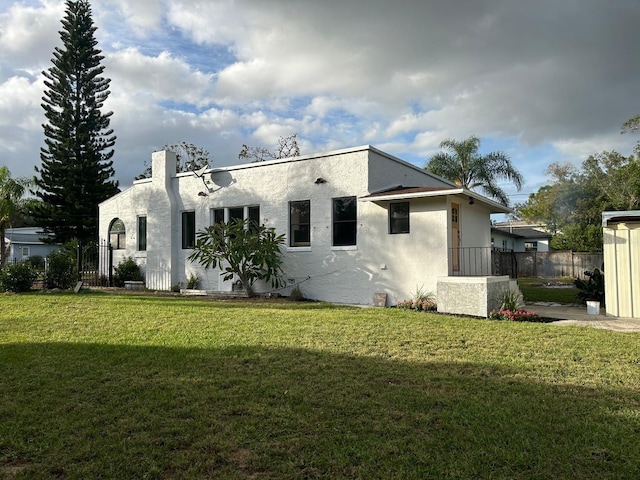 view of front of property with a front lawn