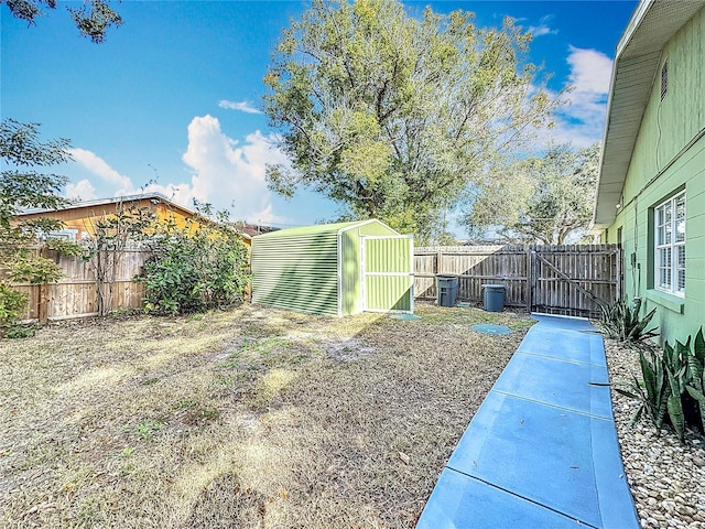 view of yard with a storage shed