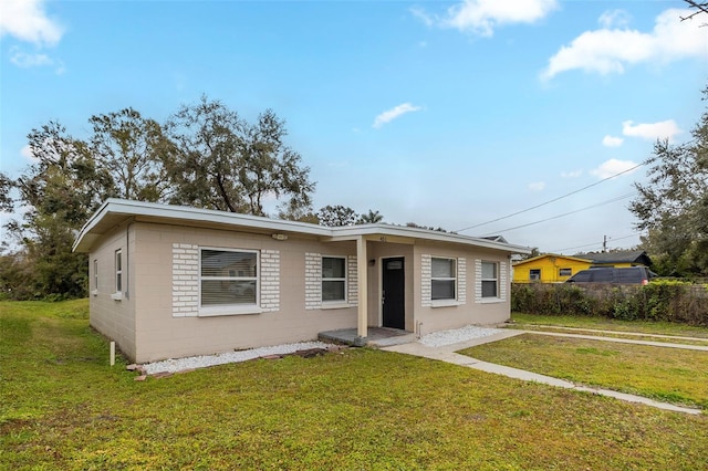 view of front of property featuring a front lawn