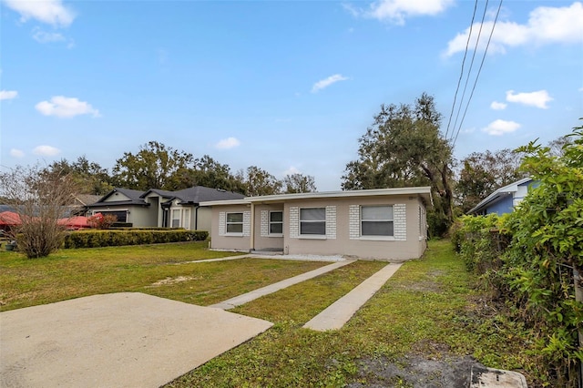 view of front facade with a front yard