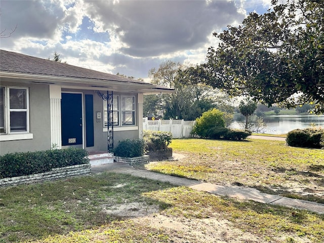 view of yard featuring a water view