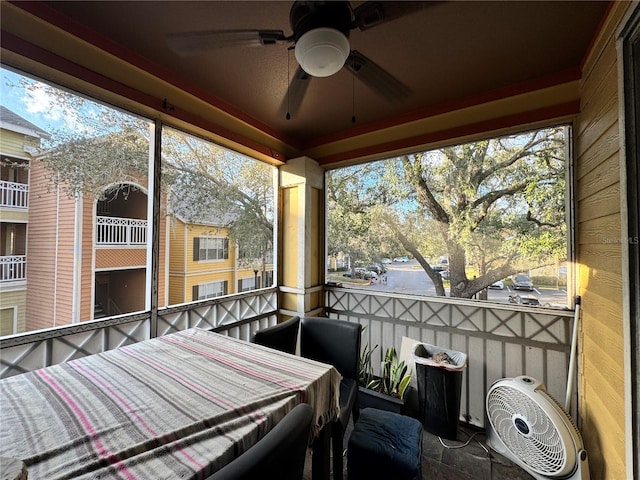 sunroom with ceiling fan