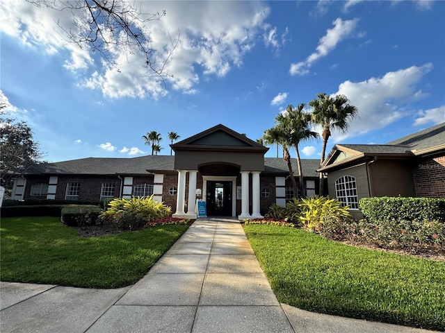 view of front of property featuring a front lawn