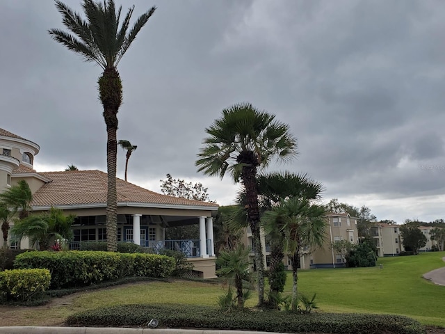 view of front of home with a front lawn