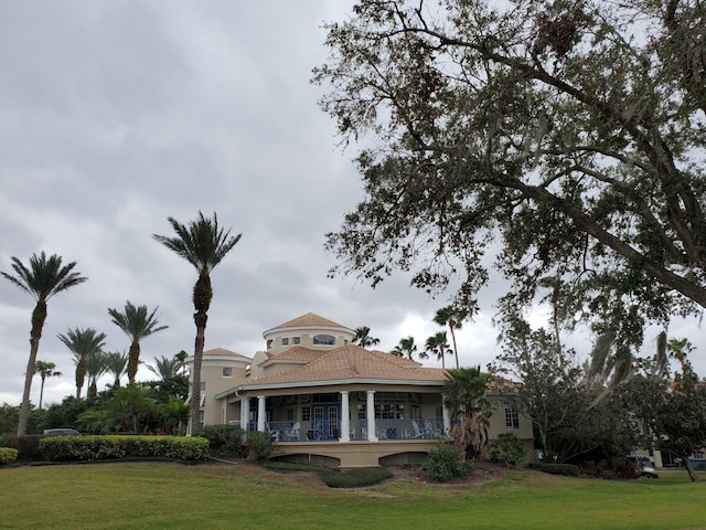 view of front of property with a front yard