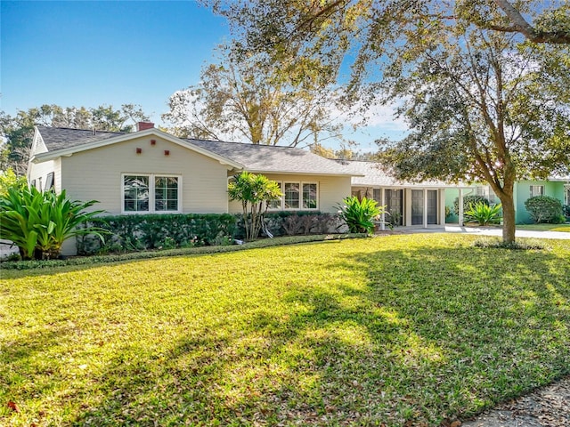 ranch-style house featuring a front yard