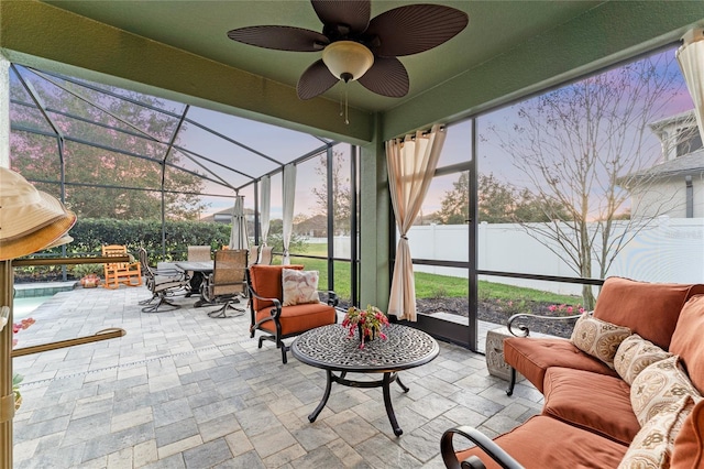 sunroom with ceiling fan