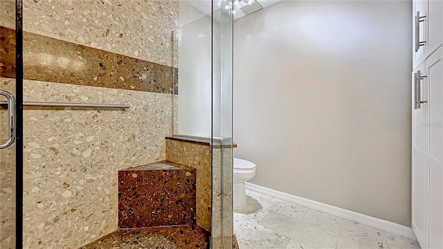 full bath featuring a shower with shower door, toilet, and baseboards