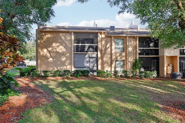 view of front of property with a front lawn