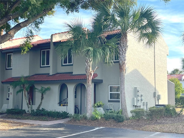 view of front of property with a tiled roof and stucco siding