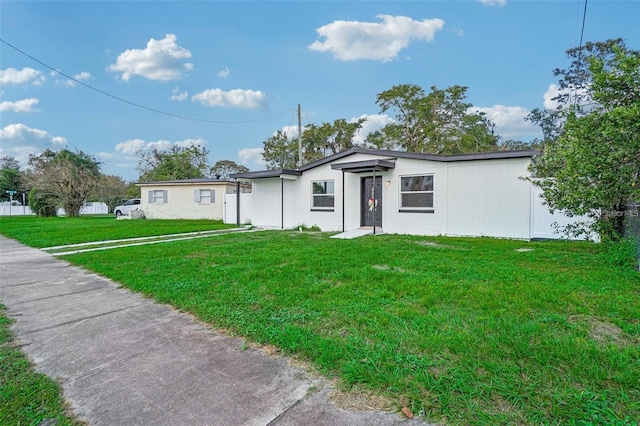 view of front of property featuring a front lawn