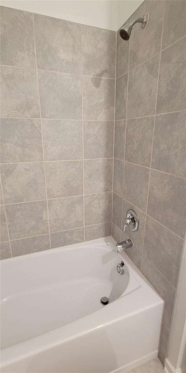 bathroom with tiled shower / bath