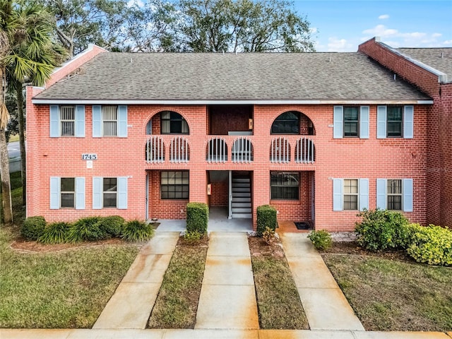 view of front of home featuring a front lawn