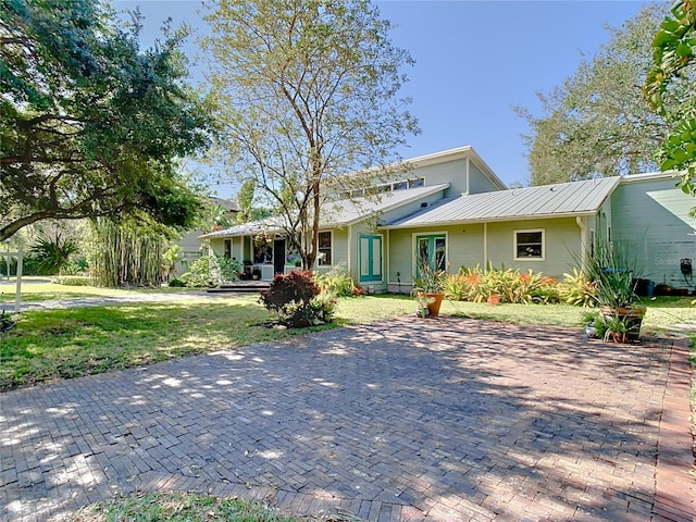 view of front of property with a front yard