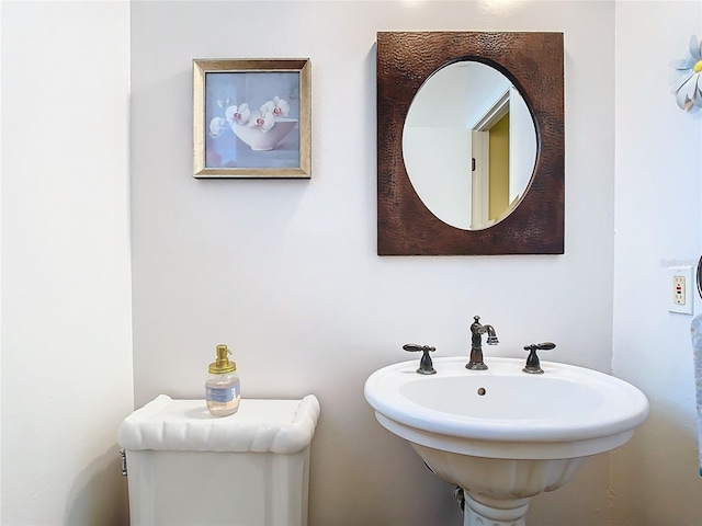 bathroom featuring toilet and sink