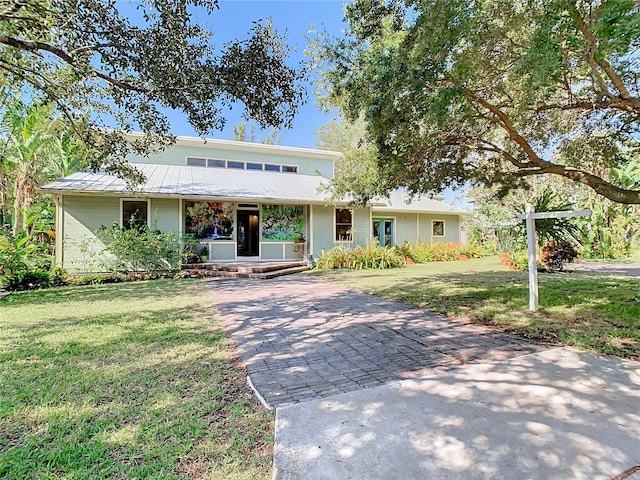 view of front of house featuring a front lawn