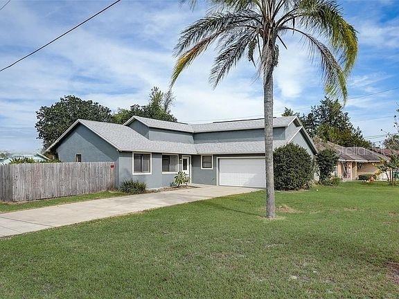 view of front facade featuring a garage and a front lawn