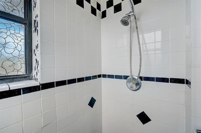 bathroom featuring a tile shower