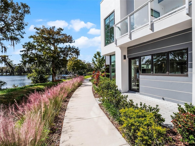 view of yard featuring a water view