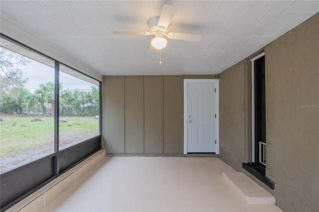 sunroom / solarium with a ceiling fan