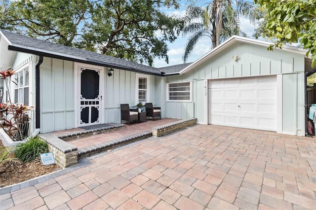 single story home featuring a garage