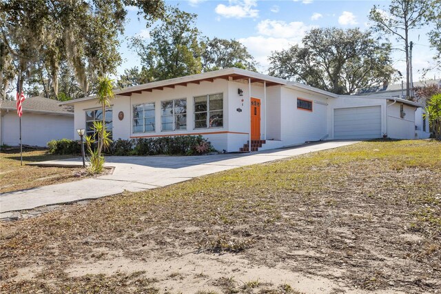814 S Lakeshore Blvd, Lake Wales, FL 33853 - ranch-style house with a garage and a front lawn