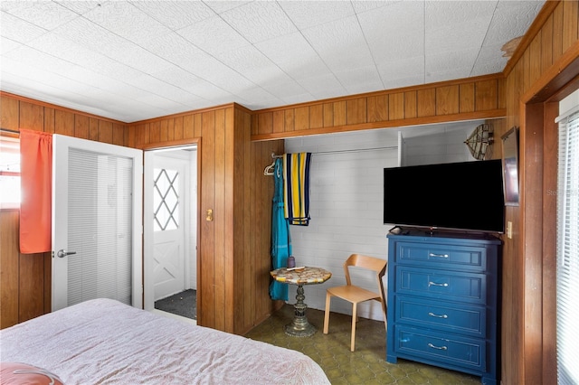 814 S Lakeshore Blvd, Lake Wales, FL 33853 - bedroom featuring ornamental molding, a closet, and wood walls