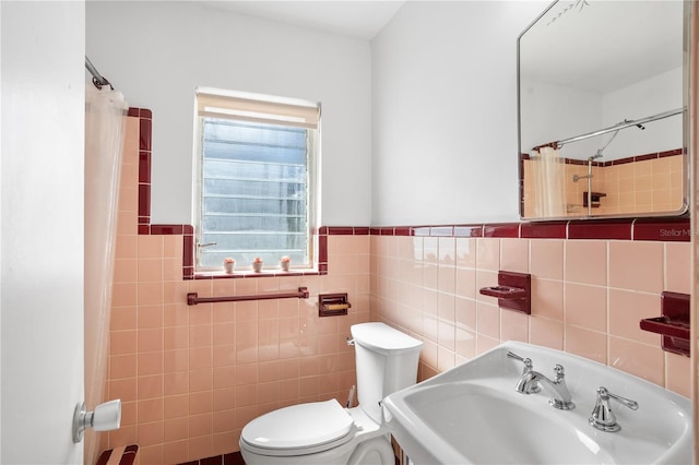 814 S Lakeshore Blvd, Lake Wales, FL 33853 - bathroom with walk in shower, sink, tile walls, and toilet