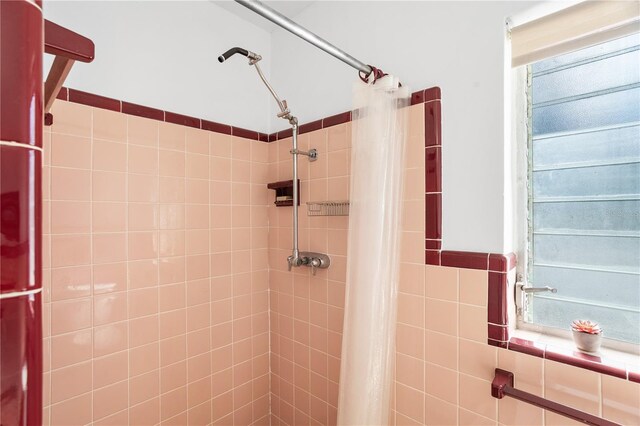 814 S Lakeshore Blvd, Lake Wales, FL 33853 - bathroom with a shower with curtain
