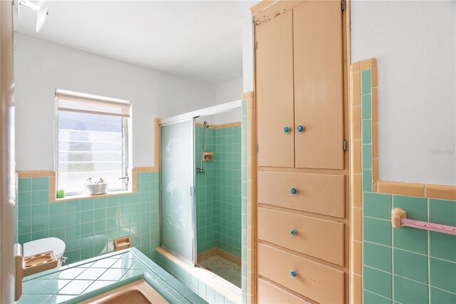 814 S Lakeshore Blvd, Lake Wales, FL 33853 - bathroom with tile walls, a shower with door, and toilet