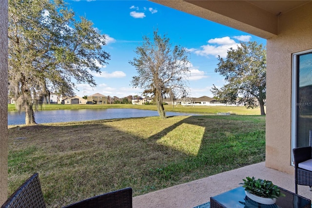 view of yard featuring a water view