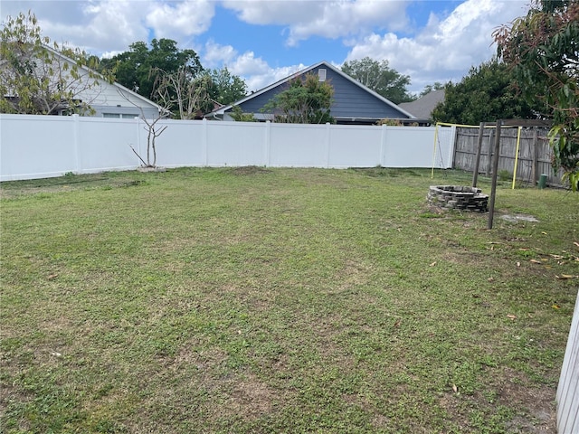 view of yard featuring a fire pit