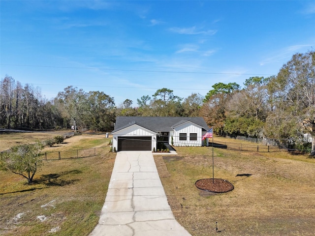 view of front facade featuring a garage and a front yard