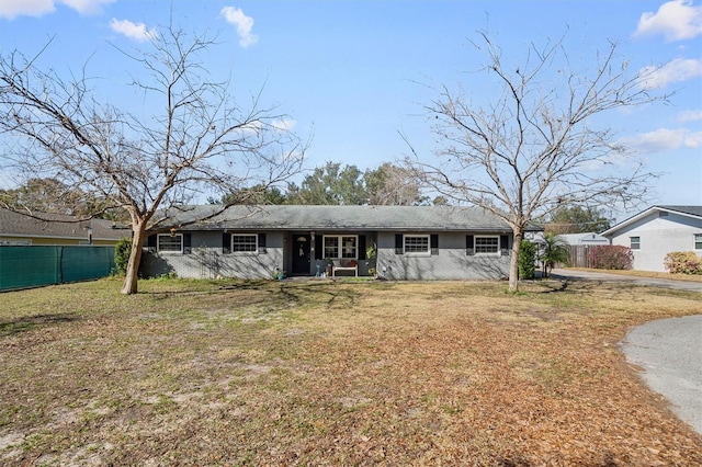 ranch-style house featuring a front lawn