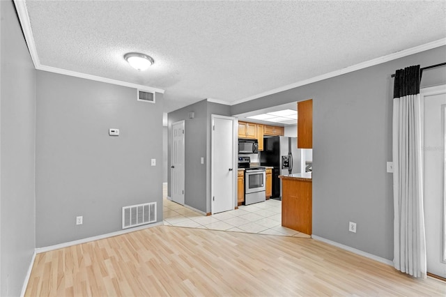 kitchen featuring ornamental molding, stainless steel appliances, a textured ceiling, and light wood-type flooring