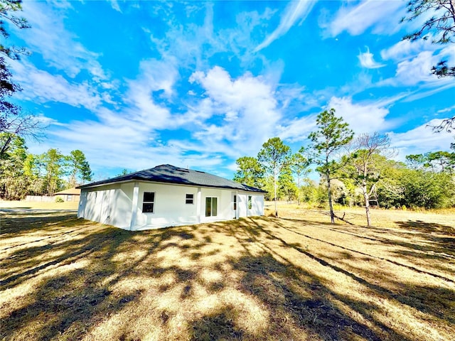 back of house featuring a lawn