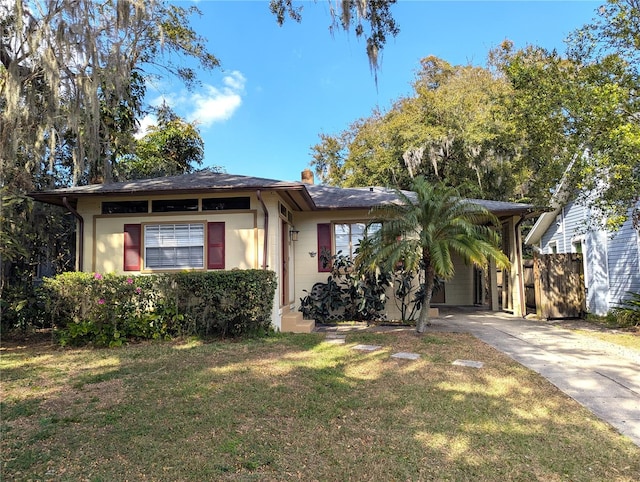 view of front facade featuring a front lawn